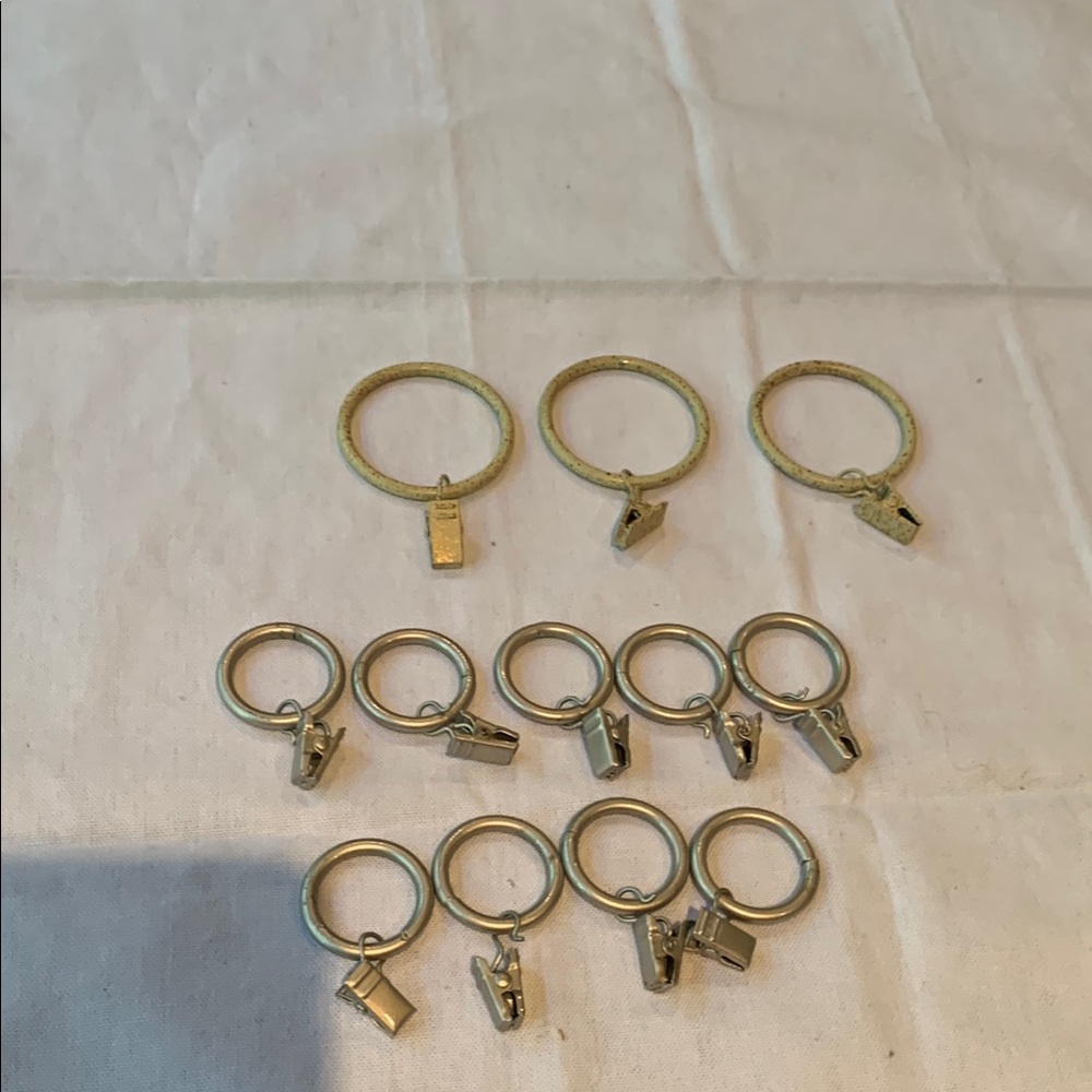 Curtain clips for hanging drapes